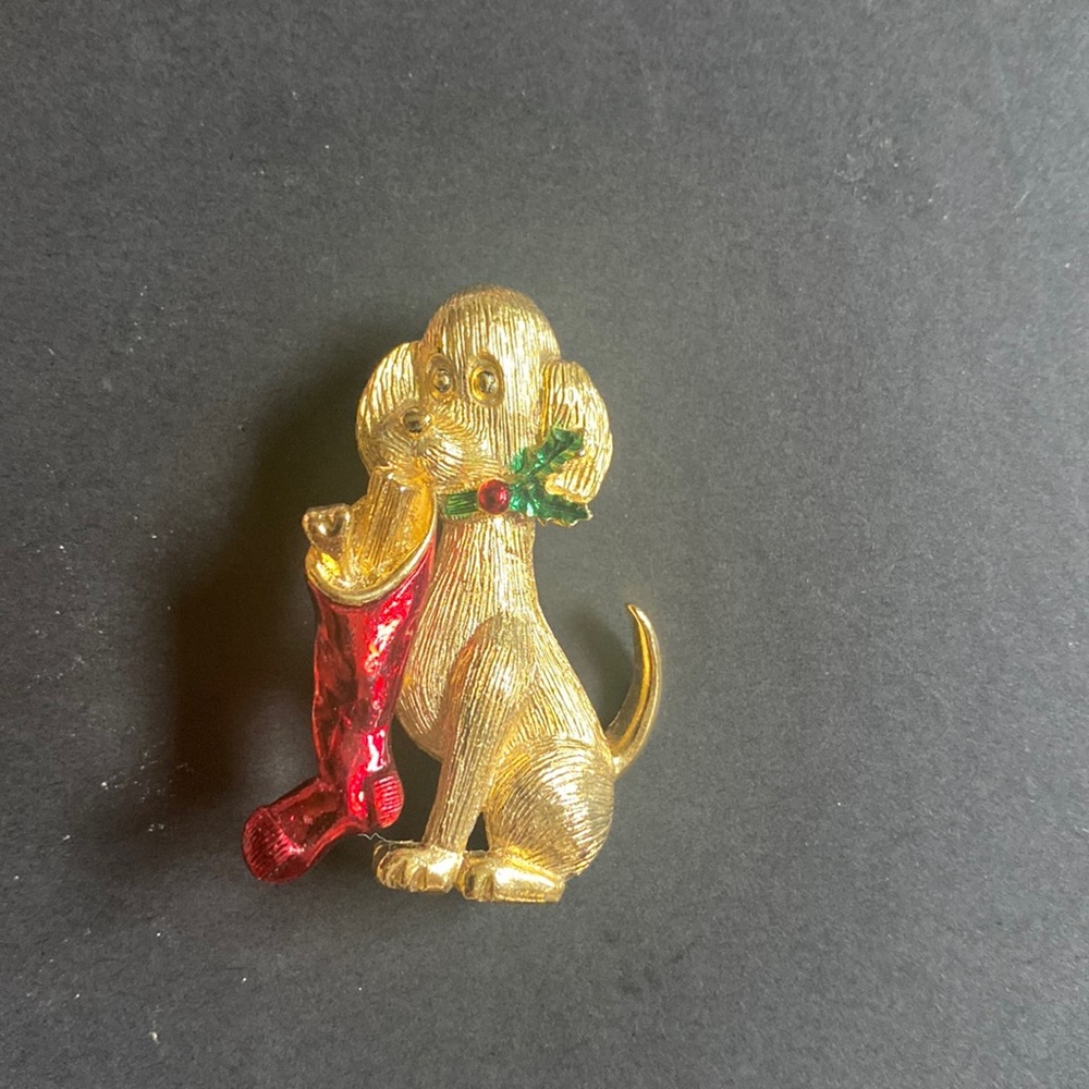 Cute goldtone Christmas pin